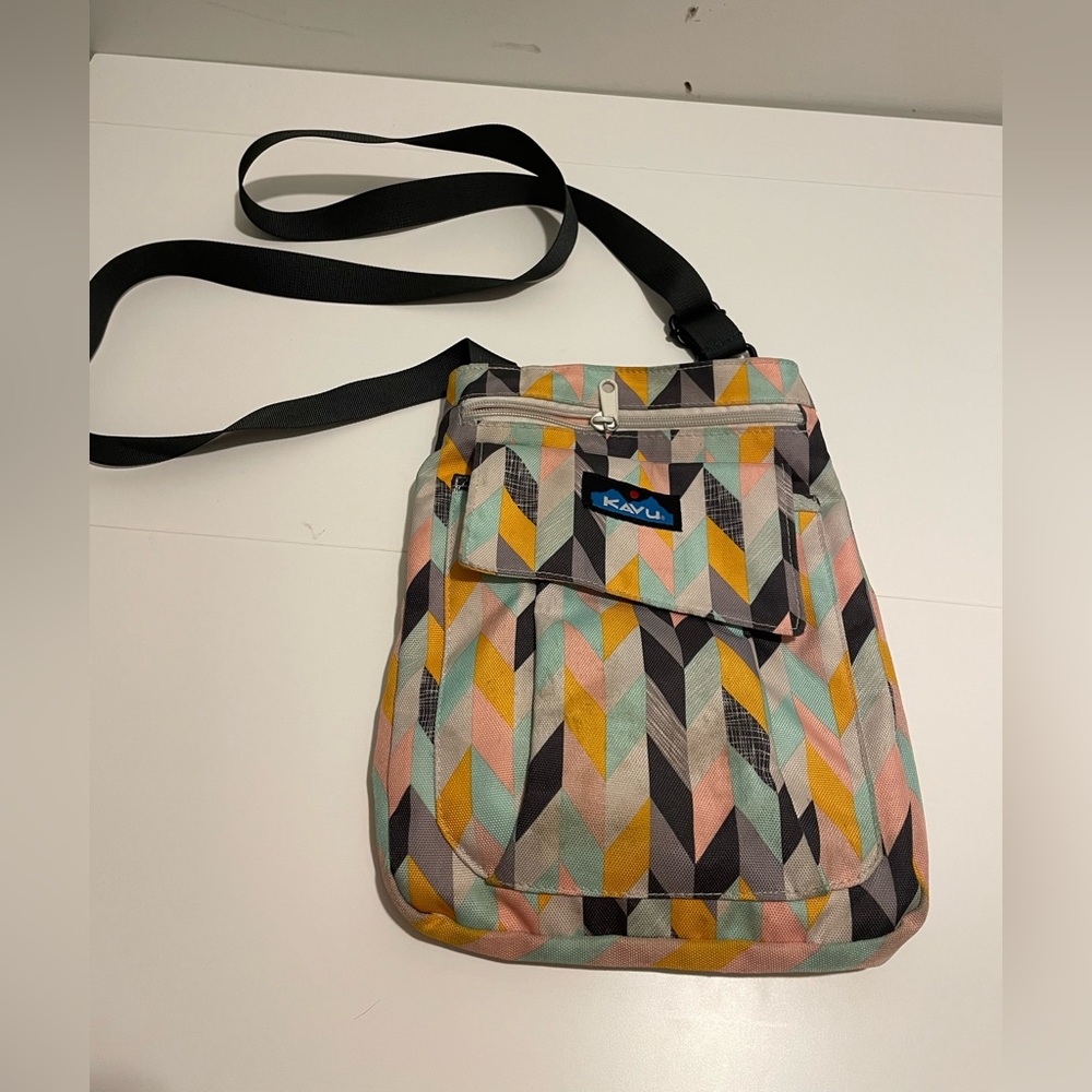 KAVU Brand Bag For Keeps Hip Crossbody Adjustable Purse Strap Blue Chevron Print